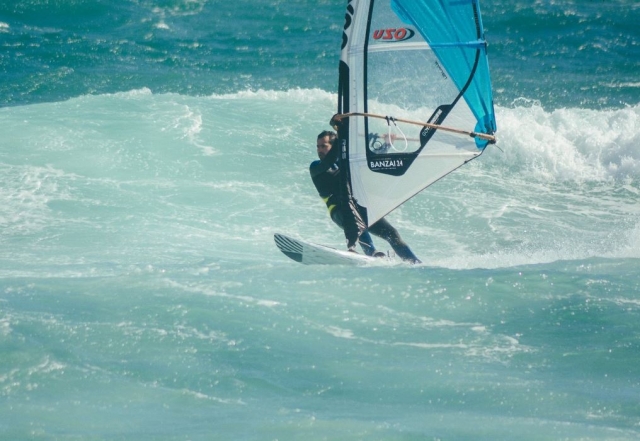  Windsurfista surfando nas ondas de Tarifa
